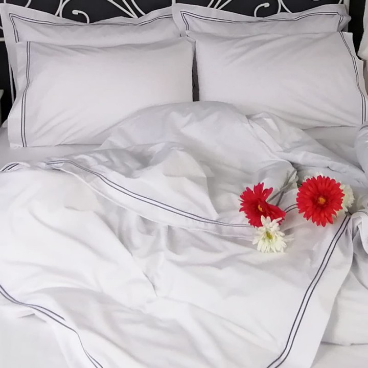 Duvet Cover Egyptian Cotton 200 Thread Count Percale Porto Blue trim red flower close up